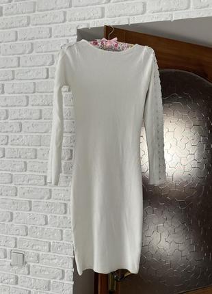 Облягаюча біла сукня