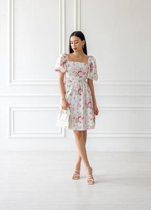Платье с открытой спинкой, белое в розовые цветы