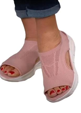 Рожеві босоніжки сандалі
