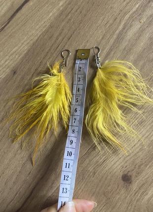 Яркие длинные желтые пушистые серьги из перьев