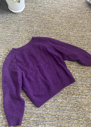 Фиолетовый яркий пушистый двухсторонний свитер с широкими рука...