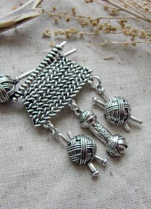 Оригинальная брошь в виде вязания клубочков цвет серебро
