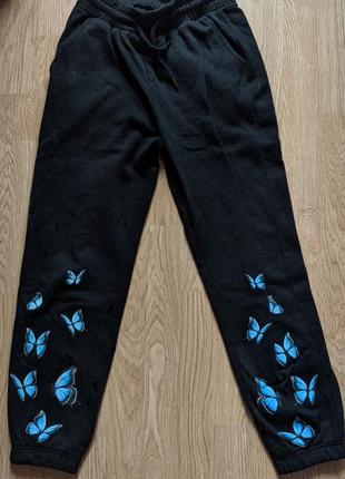 Джогеры, спортивные штаны с бабочками.