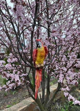 Садовая фигура ДомФигурок Попугай Ара в кольце красний