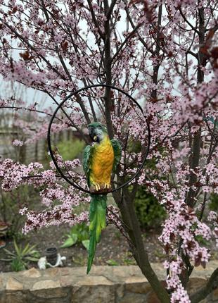 Садовая фигура ДомФигурок Попугай Ара в кольце зеленый