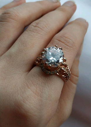 Большое кольцо для театра с большим бриллиантом помолвки заручин