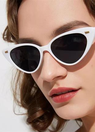 Женские солнцезащитные очки кошачий глаз в белой оправе с мета...