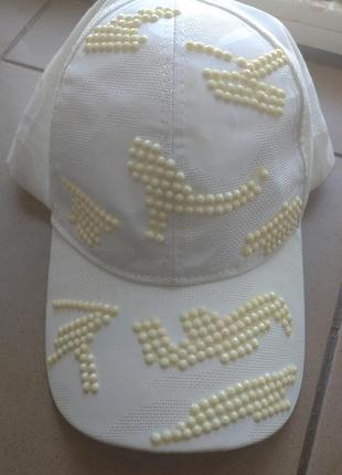 Классная белая кепка бейсболка с камушками на любой обьем головы