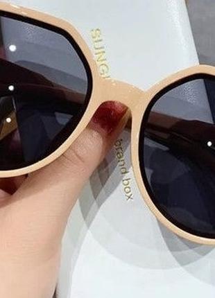 Солнцезащитные очки унисекс , круглой формы .