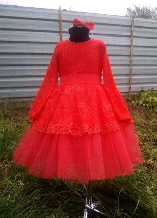 Красное нарядное платье с гипюром