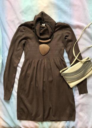 Вязаное коричневое платье туника с горловиной гольф лонгслив