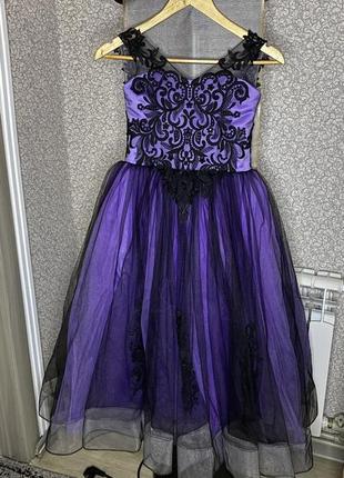 Плаття, сукня бальна фіолетового кольору з чорними ажурними вс...