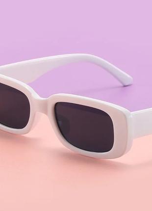 Винтажные солнцезащитные очки в белой оправе