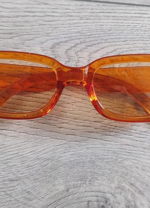 Винтажные солнцезащитные очки в оранжевых тонах.