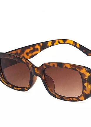 Женские солнцезащитные очки в леопардовом цвете