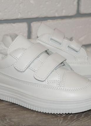 Білі кросівки для дівчинки