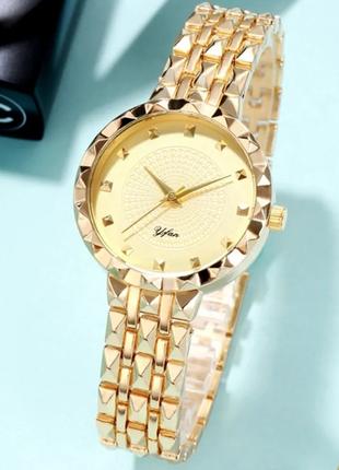 Жіночий годинник браслет у золотому кольорі