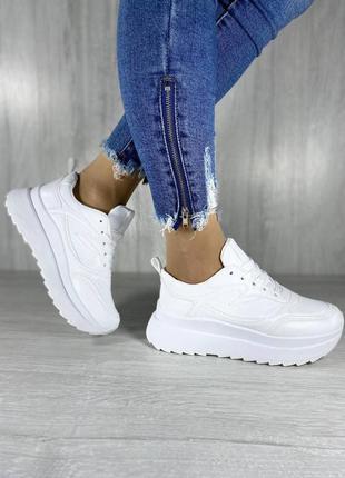 Женские белые кроссовки