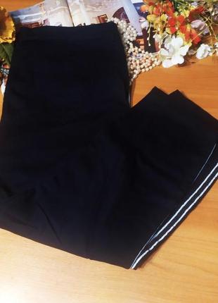 Стильные модные черные брюки джинсы с яркими лампасами полоска...