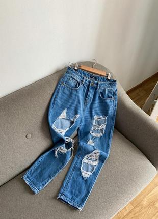 Блакитні джинси із рваностями
