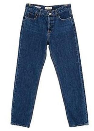 Синие джинсы с подворотами необработанным краем снизу бойфренд...
