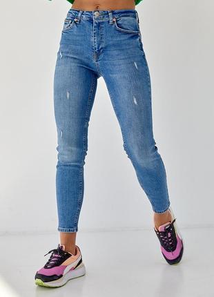Женские зауженные джинсы с потертостями