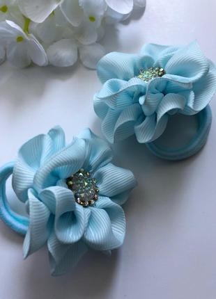 Набор резинок для волос с цветочками светло - голубого оттенка