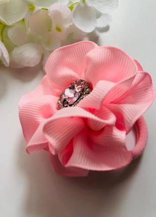 Резинка для волос с цветочком светло - розового оттенка