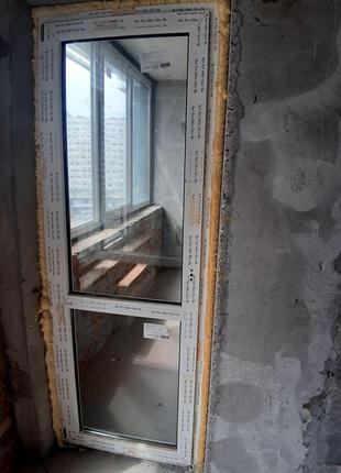 Продам металлопластиковую перегородку и дверь REHAU новую
