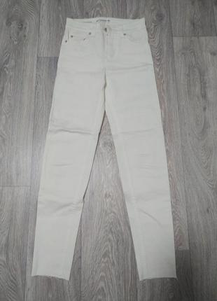 Белые джинсы pull&bear