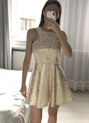 Золота сукня
