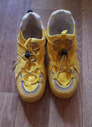 Кроссовки ярко-желтые новые с утяжкой на любой обьем ноги