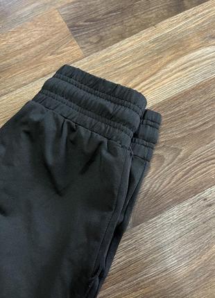 Черные спортивные штаны с высокой посадкой на резинке