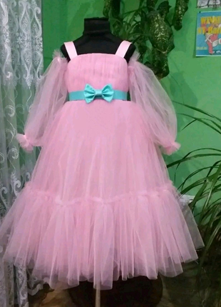 Розовое нарядное платье с пышными рукавами