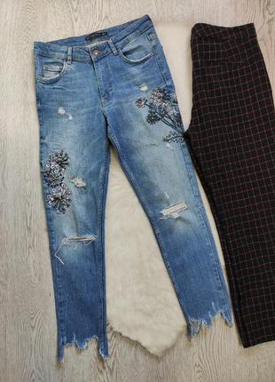 Голубые джинсы скинни узкачи цветочной вышивкой разрезами сниз...