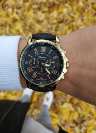 Чорний годинник з золотим циферблатом