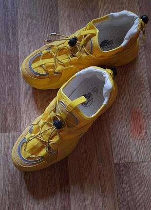 Кроссовки ярко-желтые новые с утяжкой на любой обьем ноги