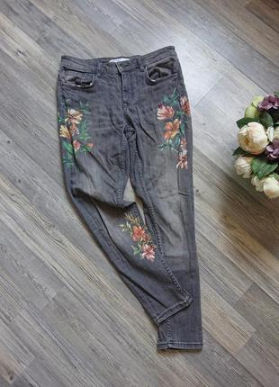 Женские джинсы zara в цветы джинсовые брюки штаны размер 46/48