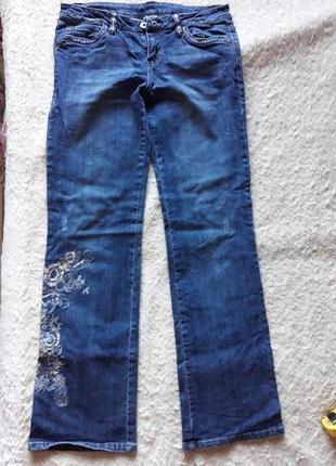 Синие джинсы с вышивкой