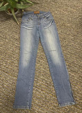 Светлые прямые джинсы стрейч глория джинс с замочками по боках...