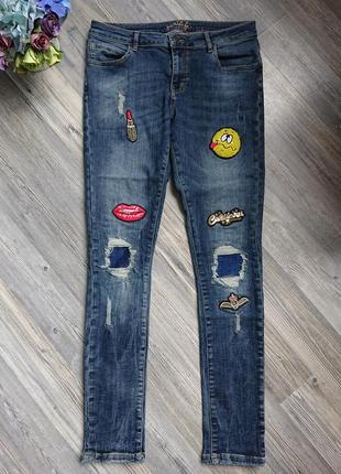 Стильные джинсы скинни с нашивками апликацией р.42/44