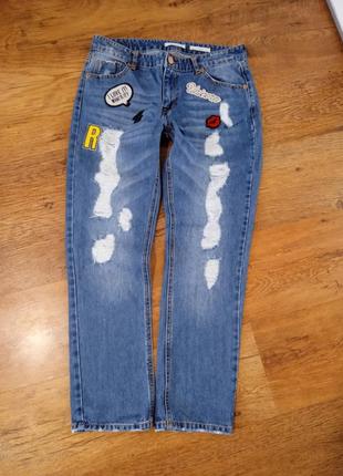 Укороченные джинсы с потертостями с нашивками аппликациями str...