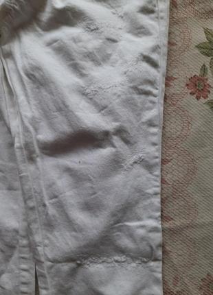Белые джинсы с потертостями 30 размер
