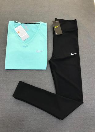 Размеры S Женский комплект для фитнеса Nike с голубой футболкой.