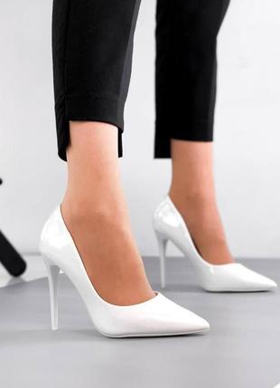 Белые классические туфли