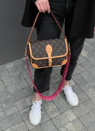 Женская стильная сумка клатч с розовым ремешком в наличии