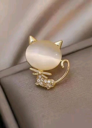 Брошка кіт кошеня котик золотистий з білими камінчиками