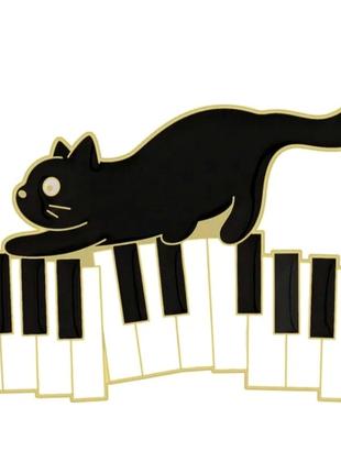 Значок / пин / металлический Кошка на клавишах черно-белого цвета
