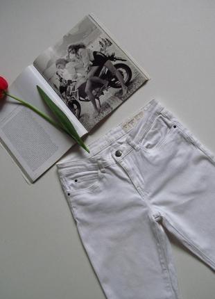 Белые джинсовые бриджи esmara