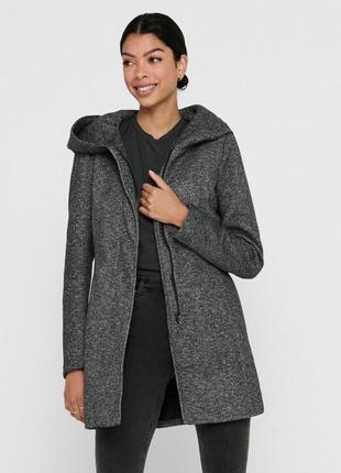 Фірмове жіноче пальто з капюшоном